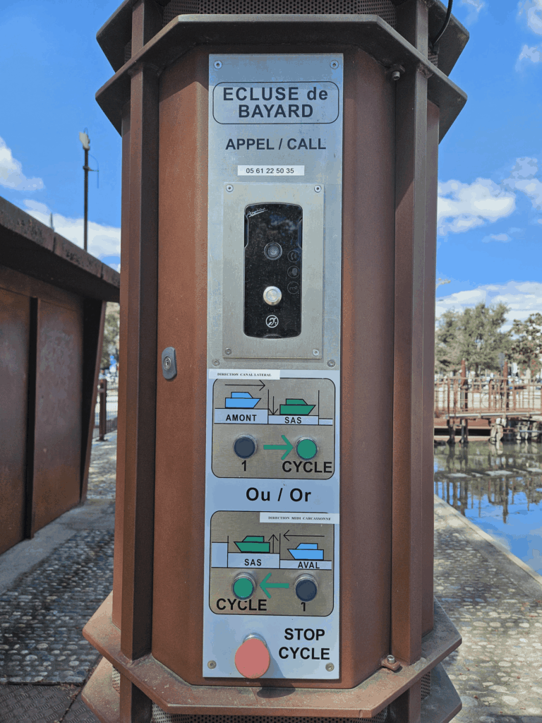 Borne de commande de l'écluse de Bayard, avec ses boutons de cycle, au bord du canal